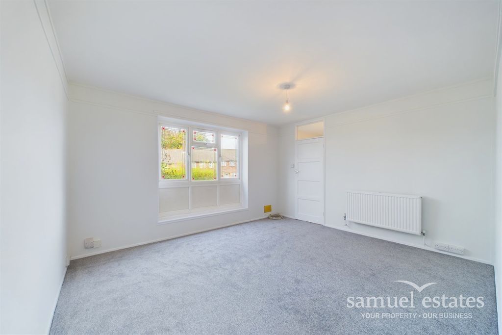 Property photo 1 of 18 Living Room