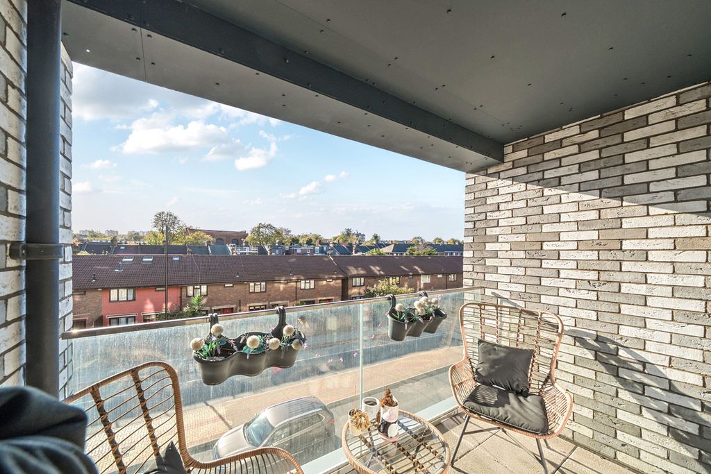 Property photo 3 of 17 Balcony