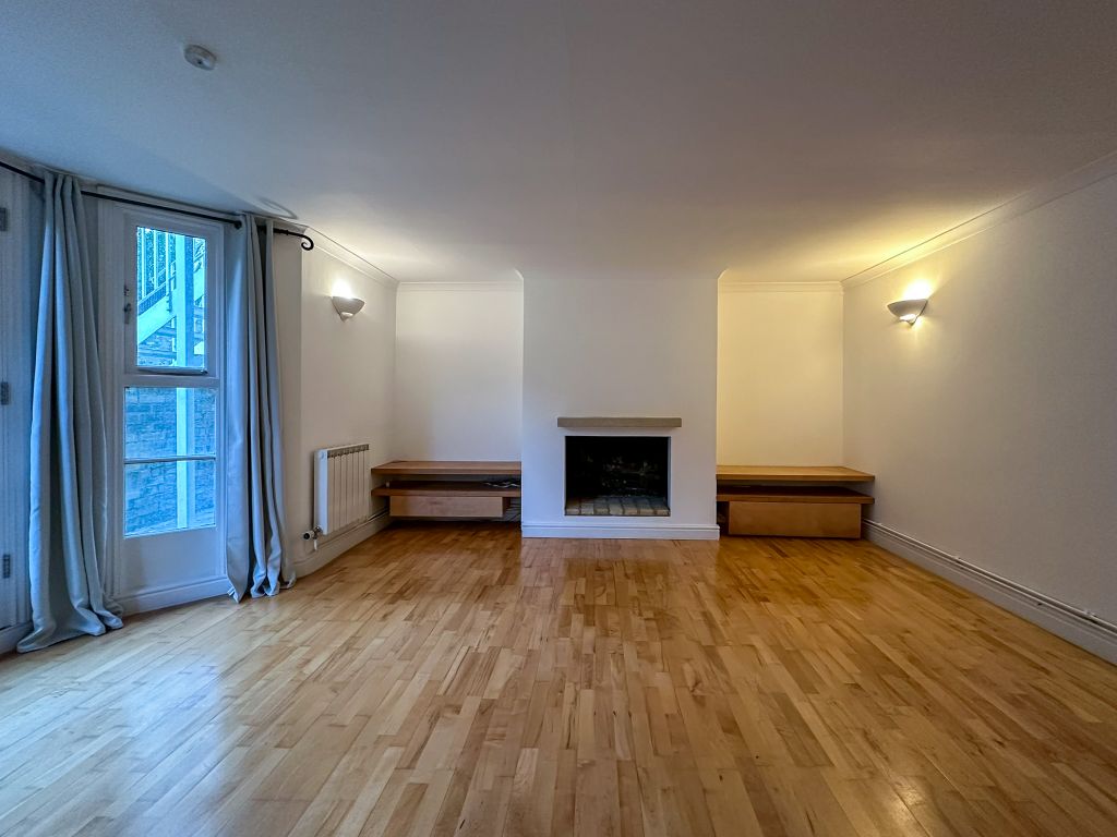 Property photo 3 of 19 Living Room