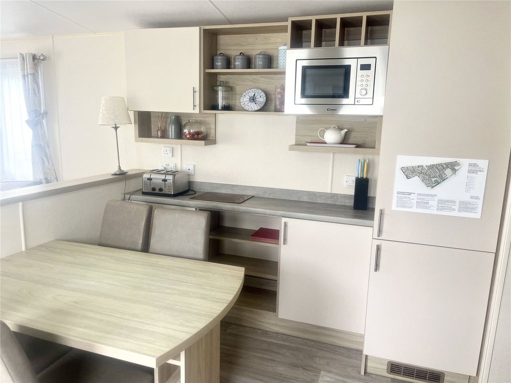 Property photo 3 of 9 Kitchen/Dining Room