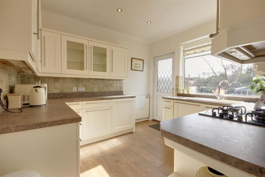 Property photo 3 of 17 Kitchen