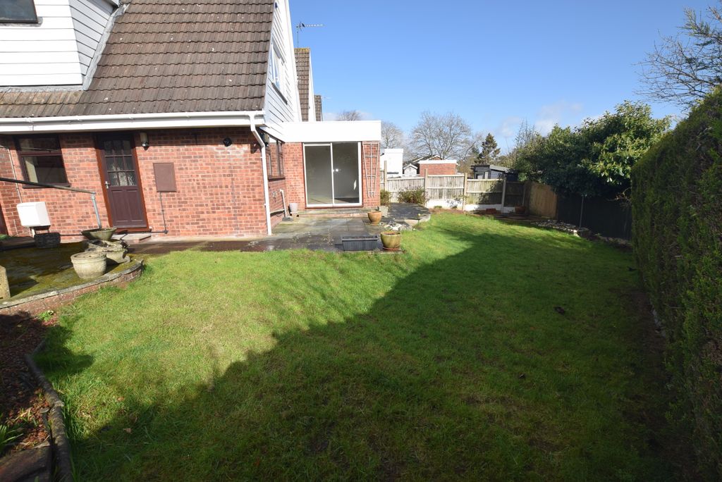 Property photo 3 of 18 Garden 2