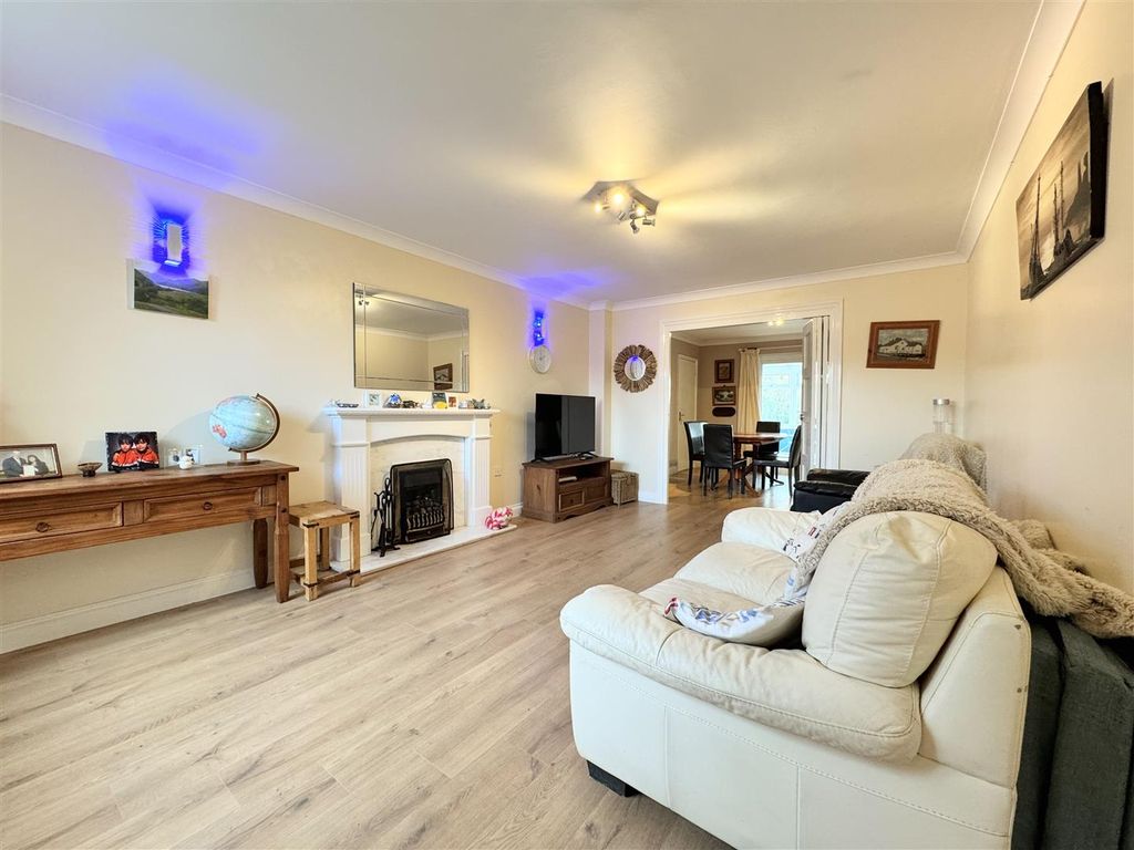 Property photo 2 of 23 Lounge