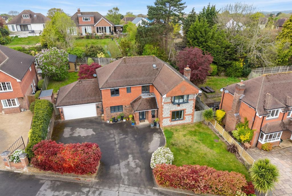 Property photo 1 of 28 Albertine Close