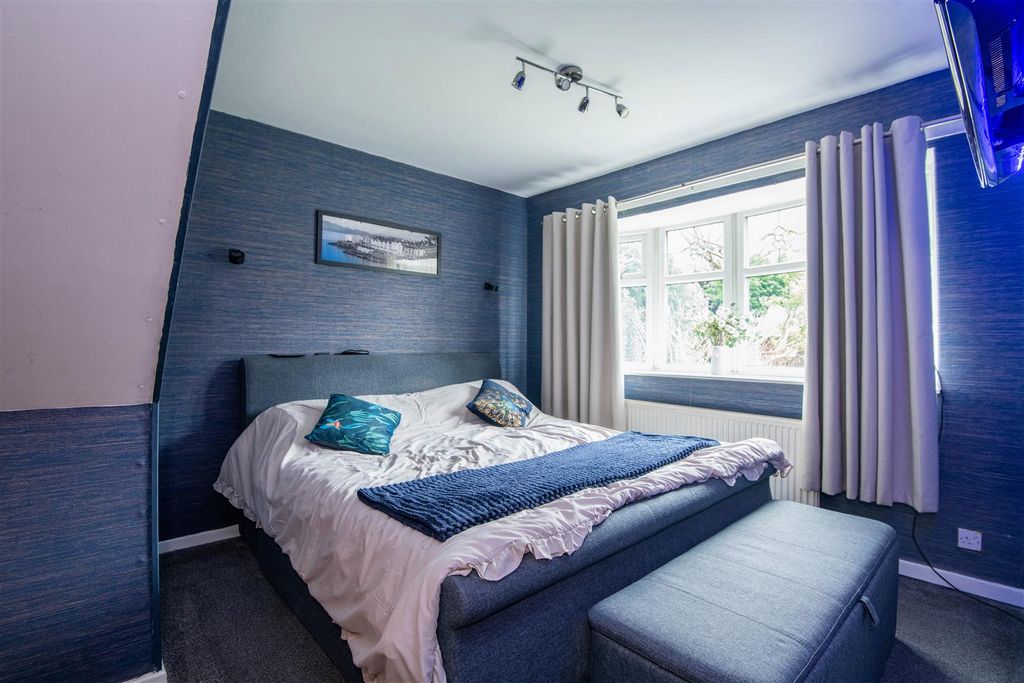 Property photo 3 of 18 Master Bedroom