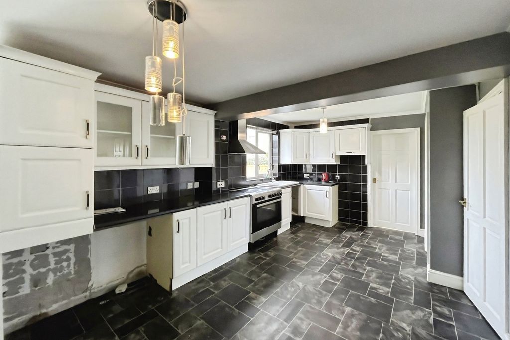 Property photo 3 of 14 Kitchen/Dining Room