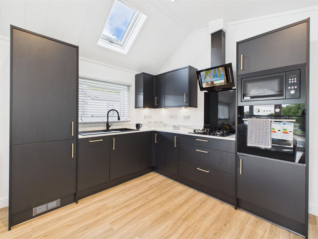 Property photo 3 of 16 Kitchen