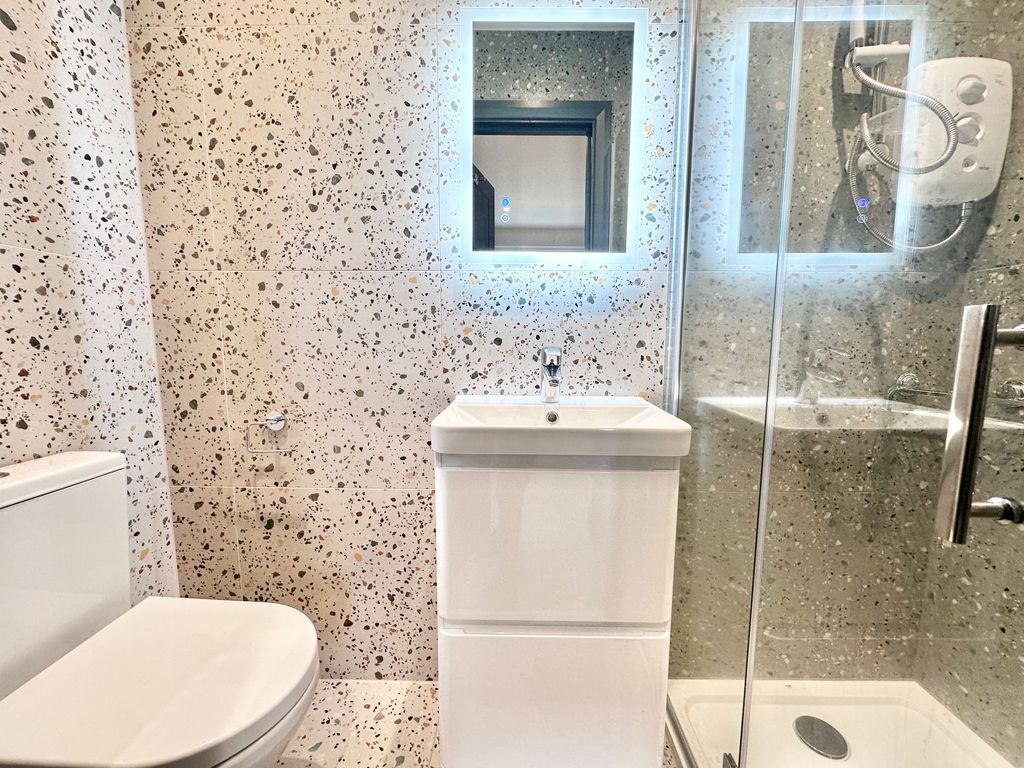 Property photo 2 of 6 Ensuite