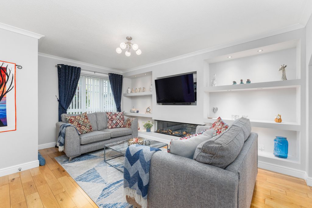 Property photo 3 of 26 33 Birkdale Park 08