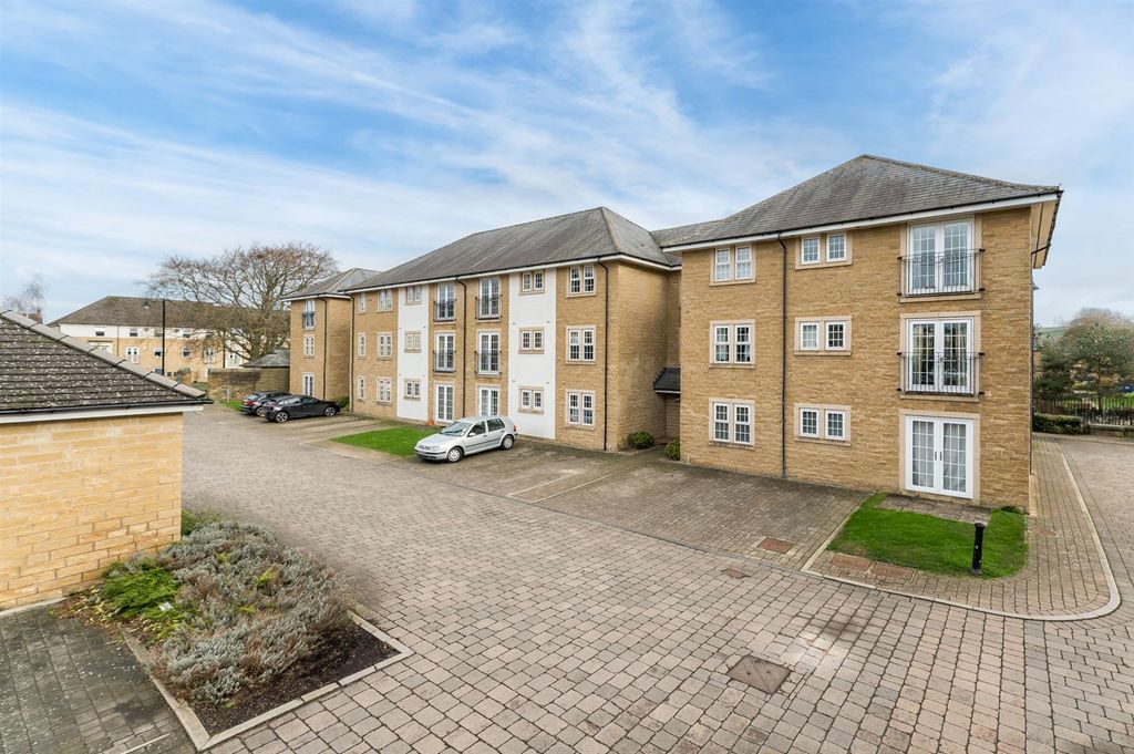 Property photo 1 of 18 Escroft Court