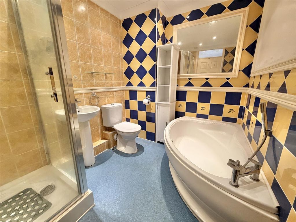 Property photo 3 of 11 Bathroom