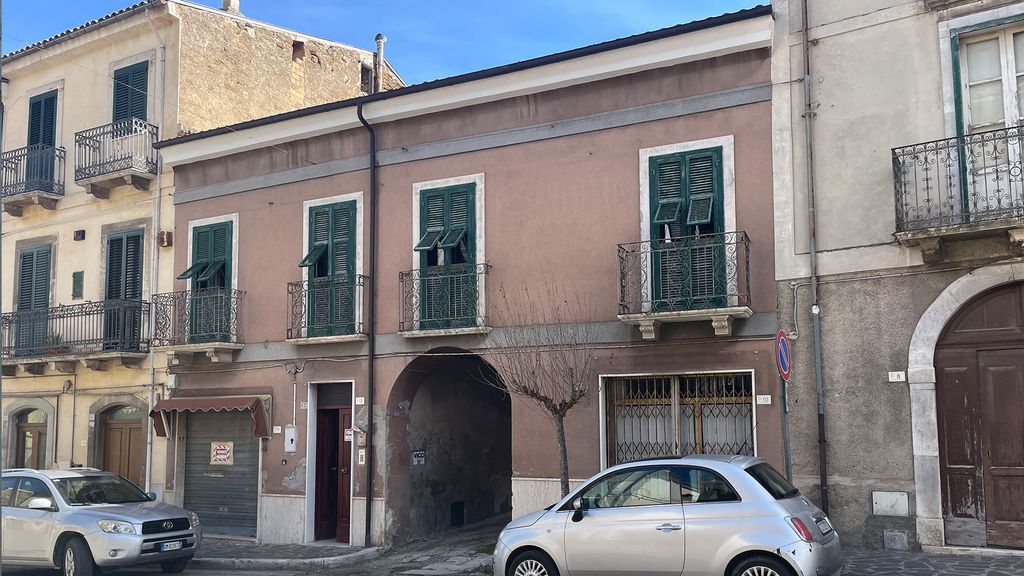 Property photo 2 of 22