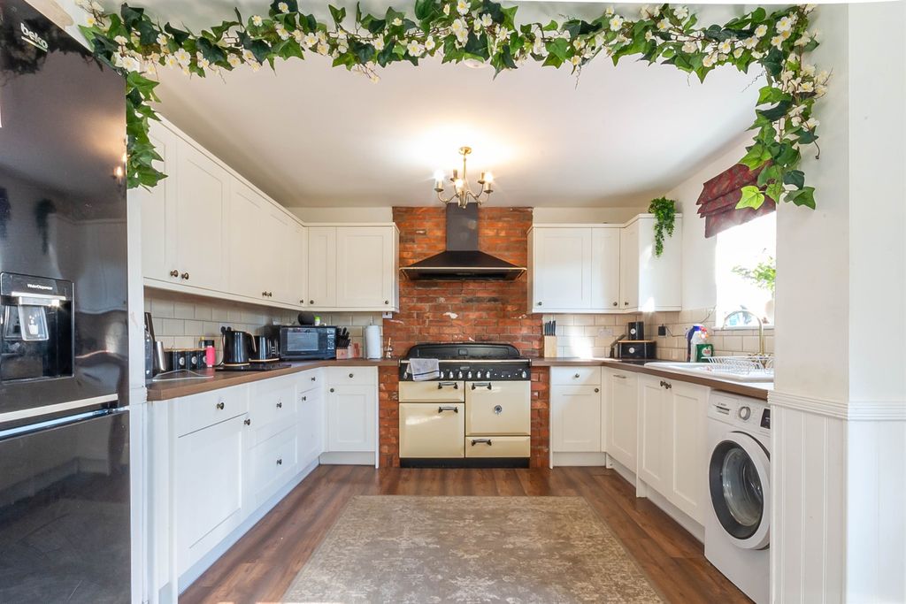 Property photo 2 of 19 Kitchen Breakfast Room