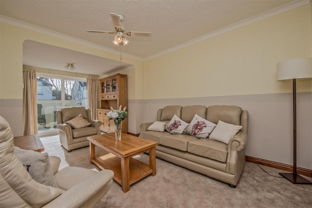 Property photo 2 of 19 Living Room / Dining Area: