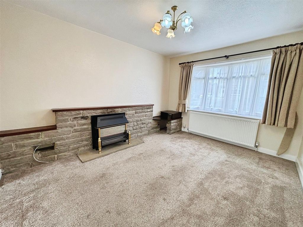 Property photo 3 of 17 Lounge