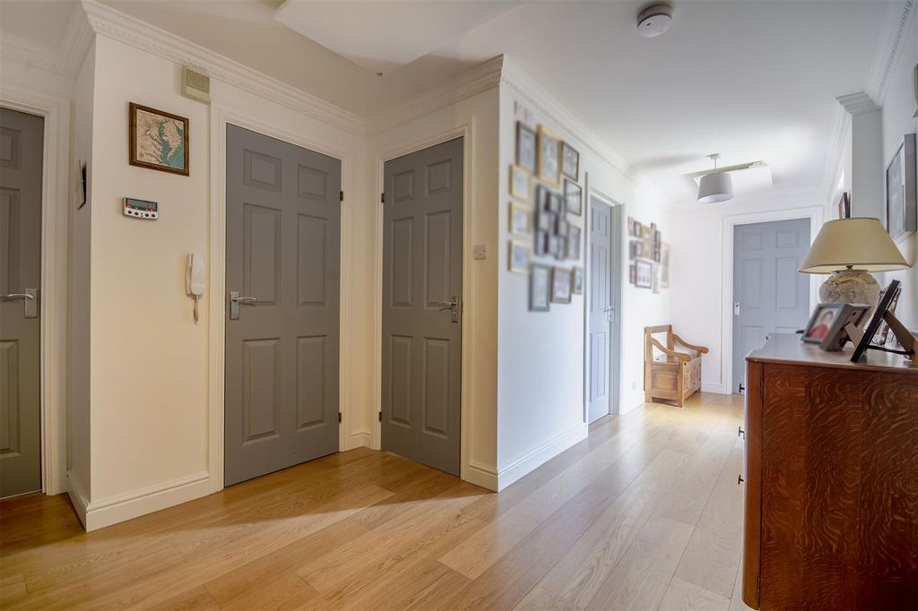 Property photo 2 of 32 Entrance Hall