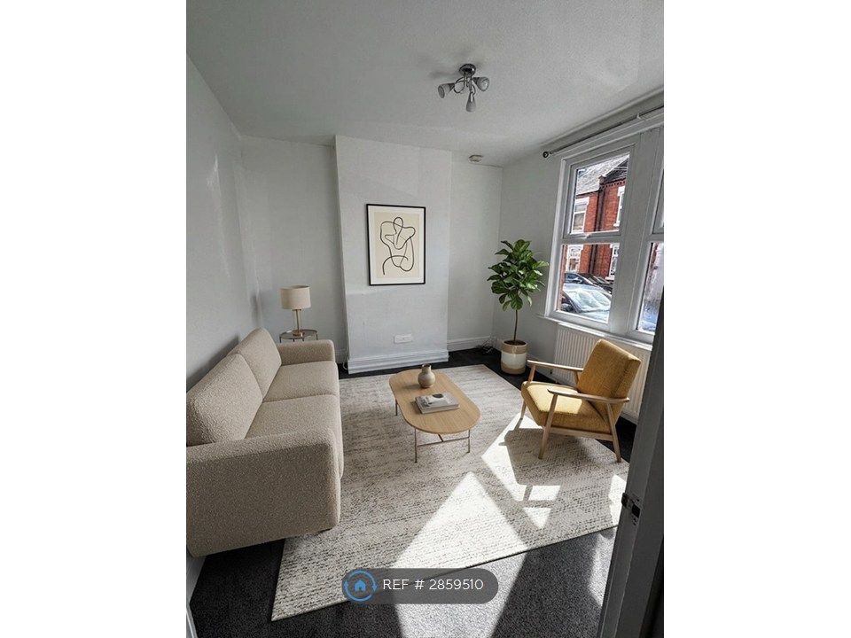 Property photo 3 of 12 Lounge