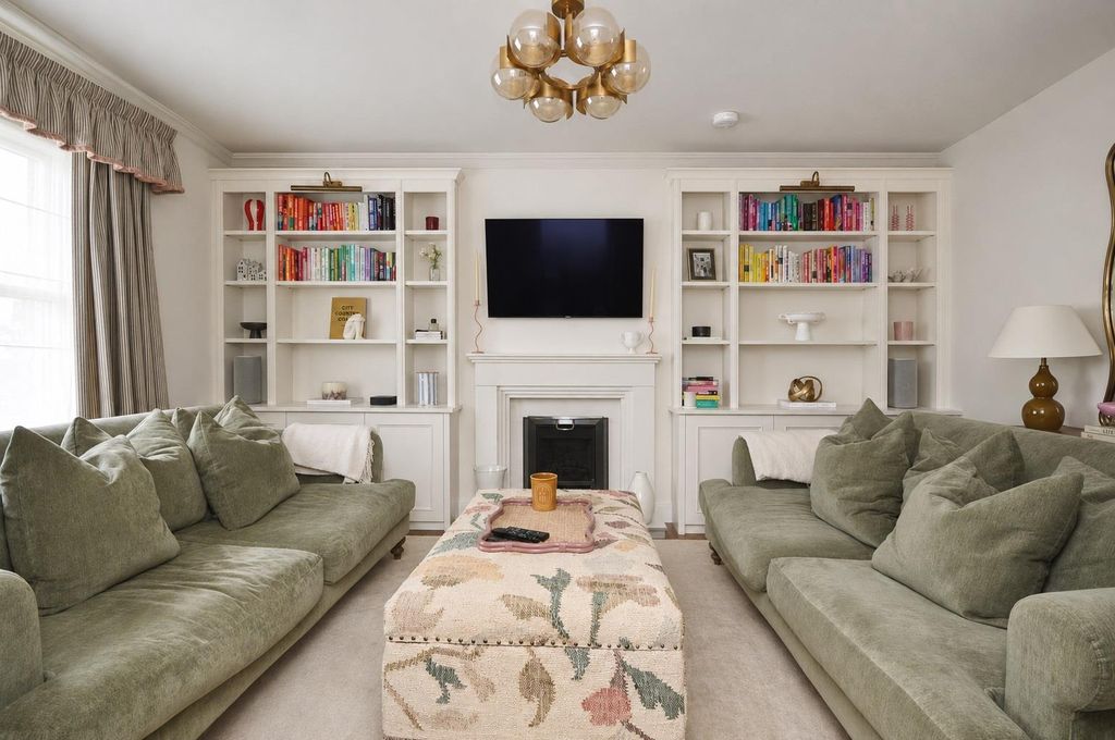 Property photo 3 of 31 Sitting Room