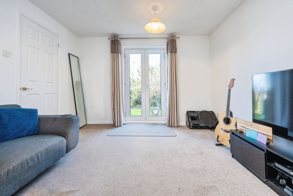 Property photo 3 of 15 Lounge