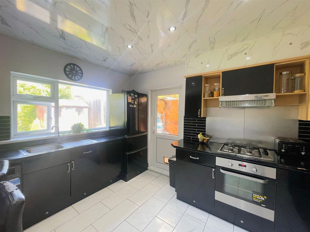 Property photo 3 of 19 Kitchen