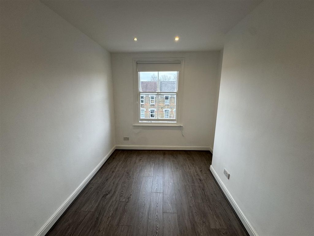 Property photo 3 of 8 Studio