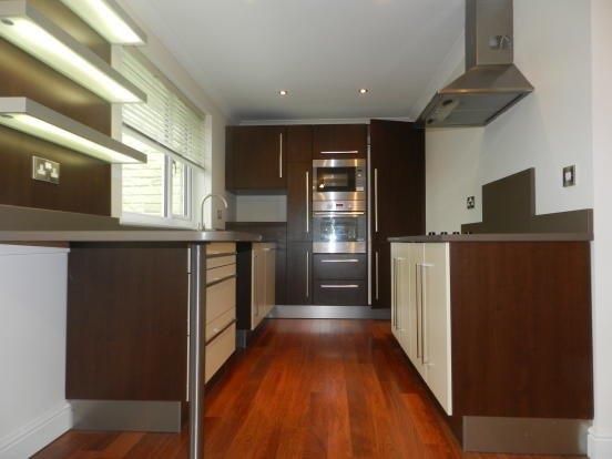 Property photo 3 of 10 Kitchen
