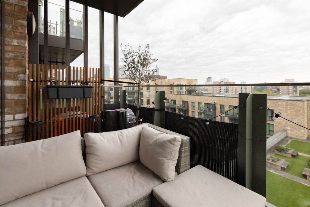 Property photo 2 of 14 Chorley Court, E14
