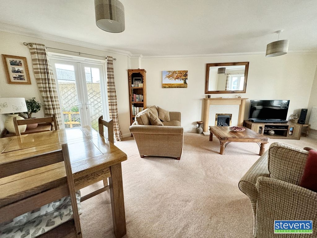 Property photo 3 of 27 Image00003