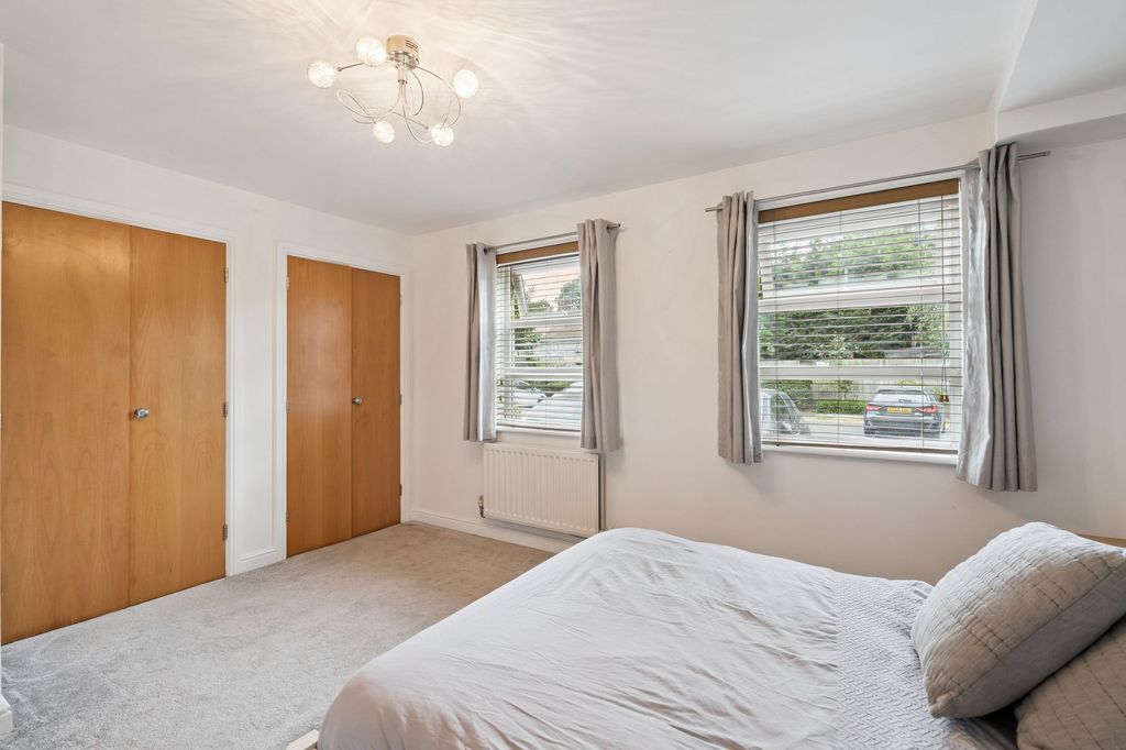 Property photo 3 of 10 Bedroom (2)