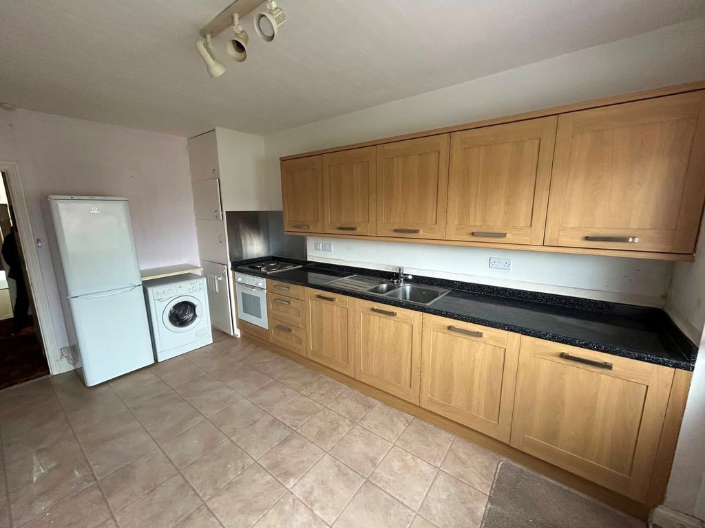 Property photo 3 of 7 Kitchen