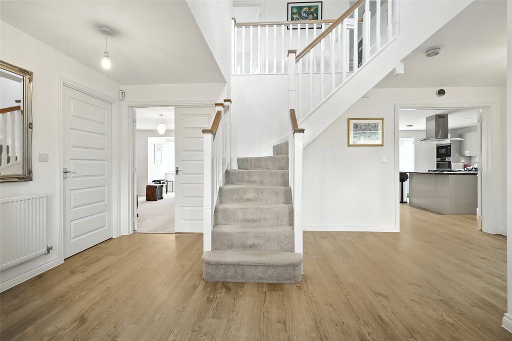 Property photo 2 of 18 Entrance Hall