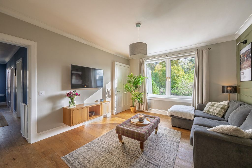 Property photo 3 of 19 Lounge