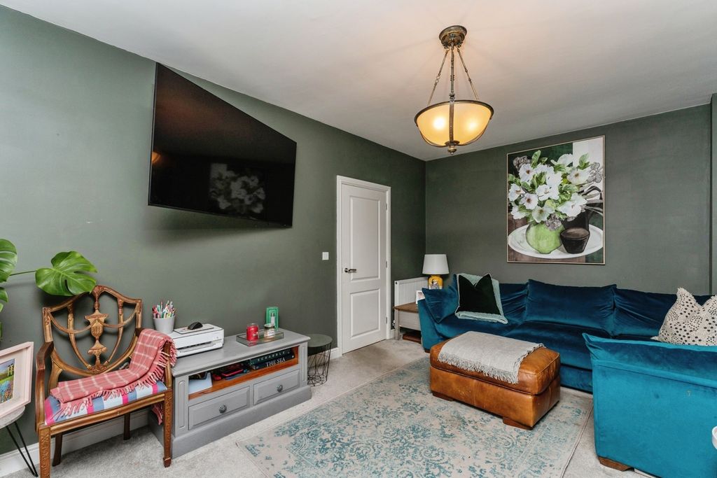 Property photo 3 of 24 Lounge