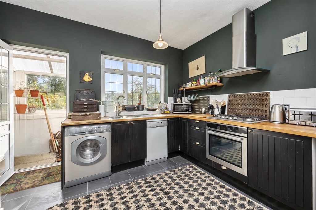 Property photo 3 of 21 Kitchen