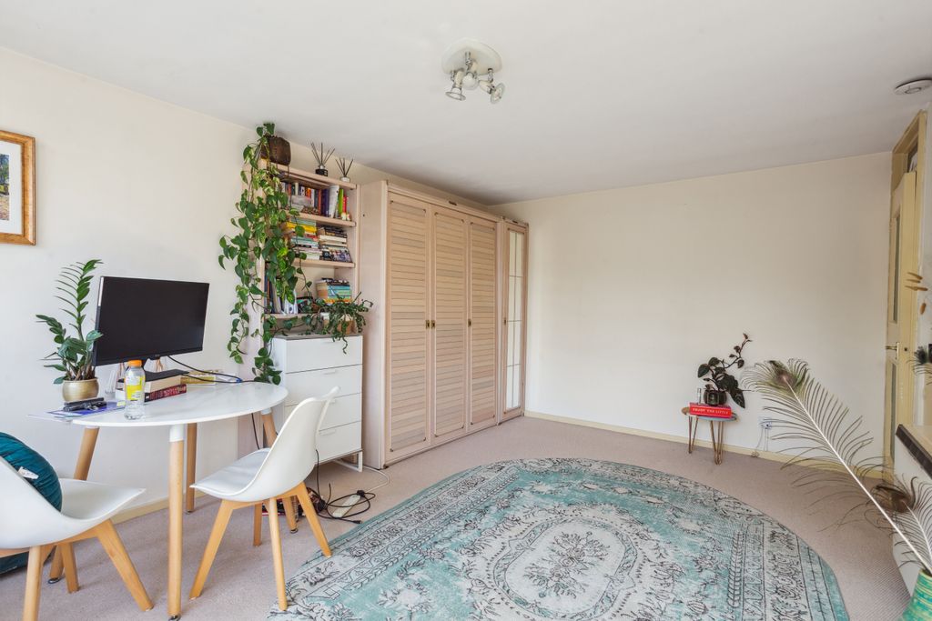 Property photo 2 of 6 70914 Flat 32 10