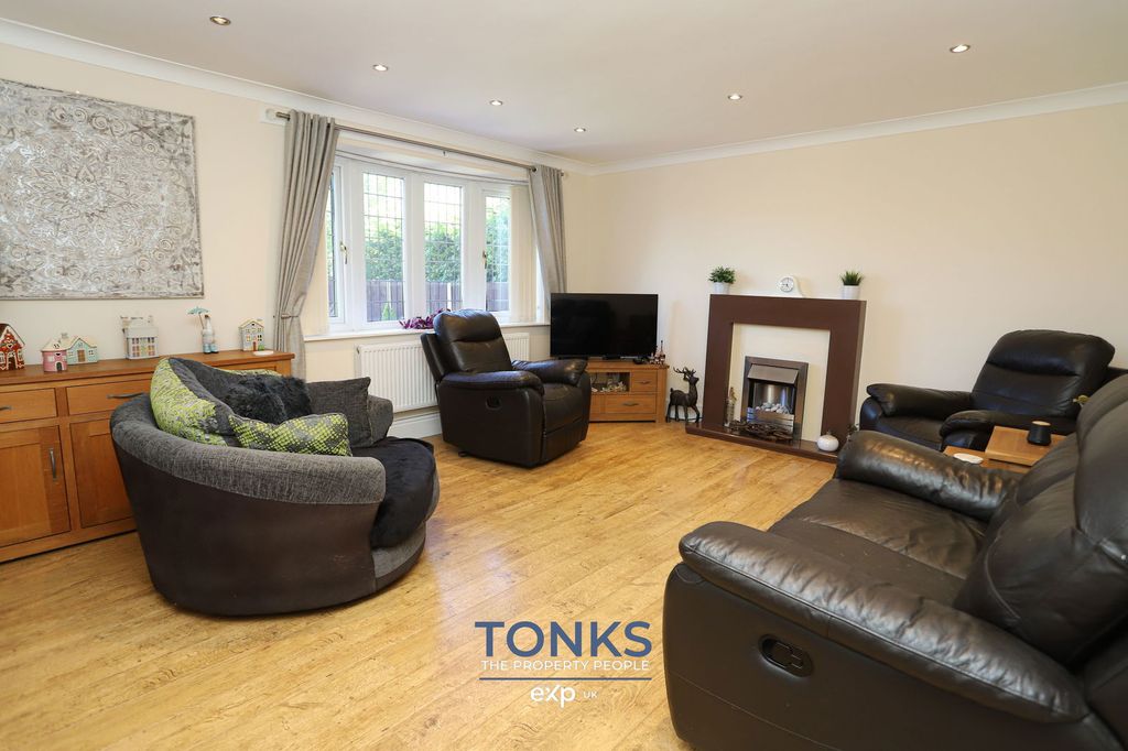 Property photo 2 of 28