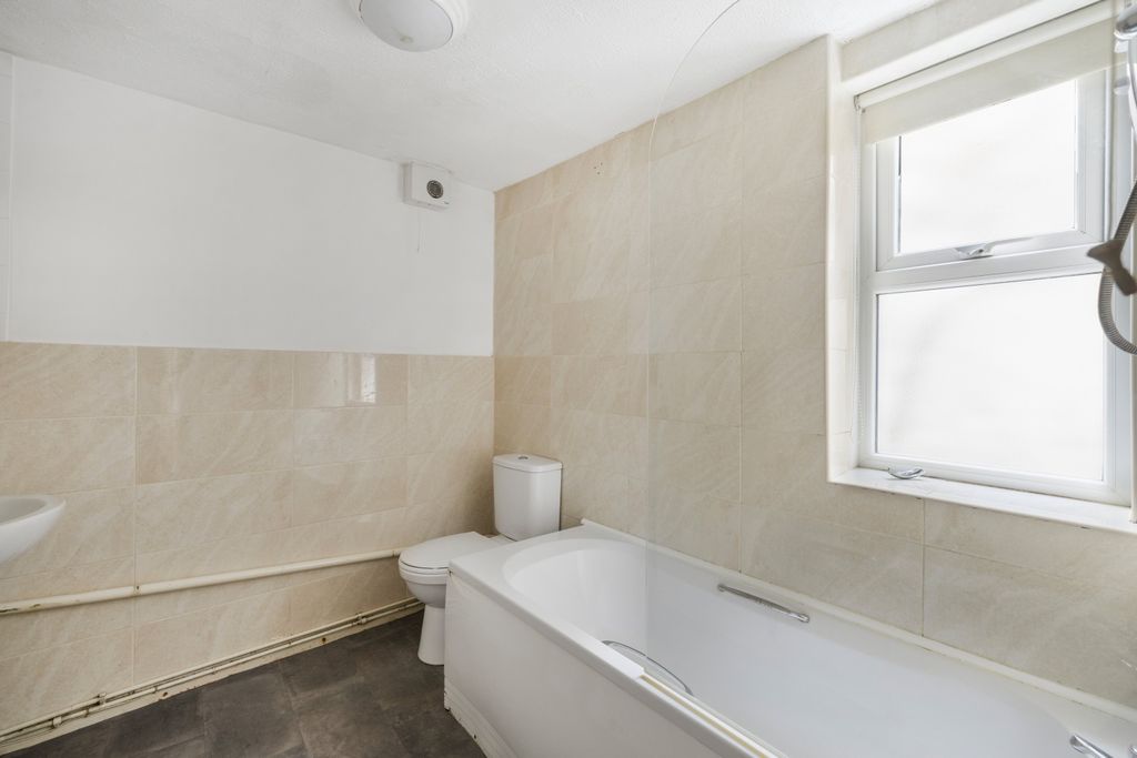 Property photo 3 of 10 0008