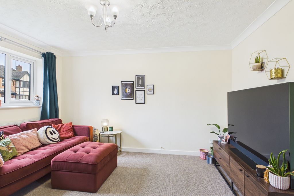 Property photo 3 of 14 A Versatile, Light-Filled Living Area For Modern l