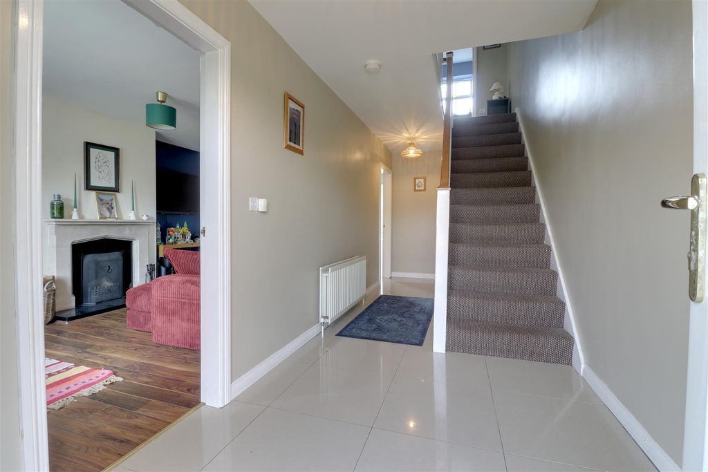 Property photo 2 of 19 Hallway