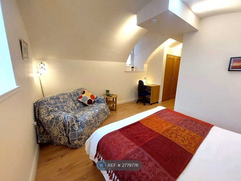 Property photo 2 of 17 Room 3