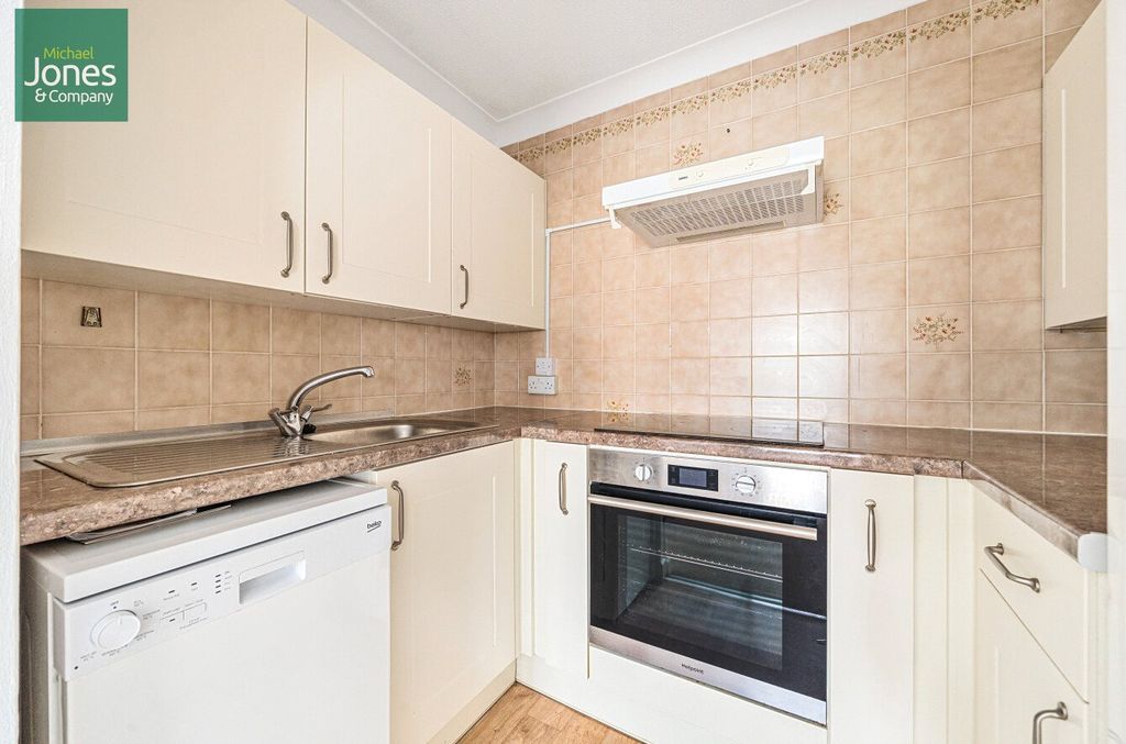 Property photo 3 of 12 Kitchen