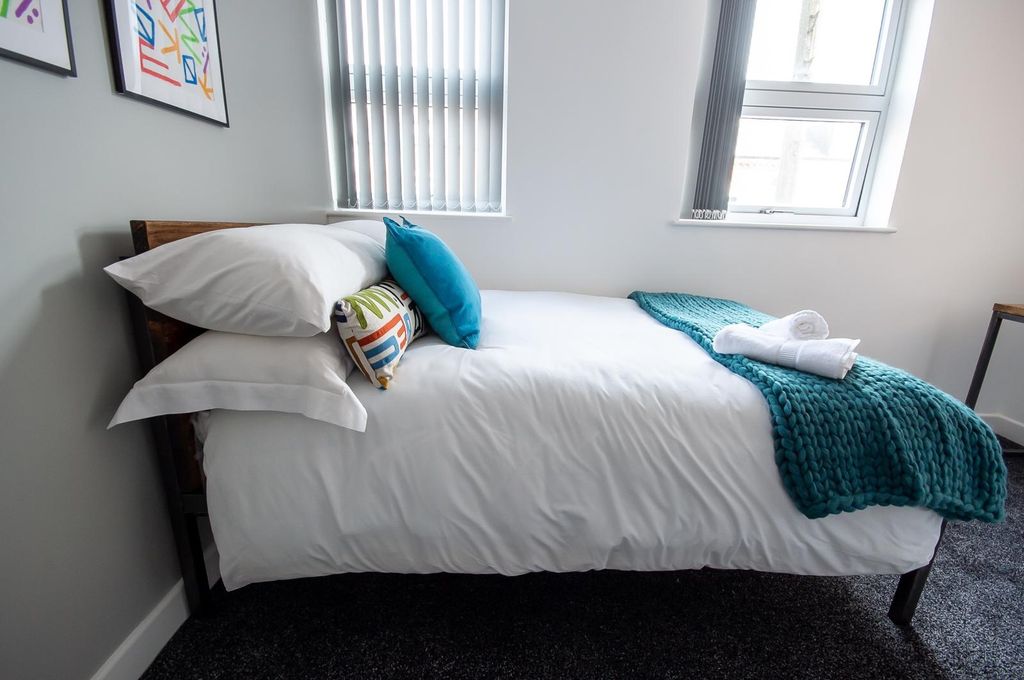Property photo 2 of 4 A Bright And Welcoming Double Bedroom Featuring A ...