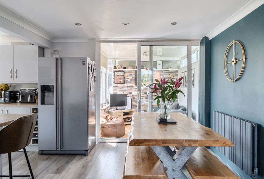 Property photo 3 of 23 1456877-11-6A158d...