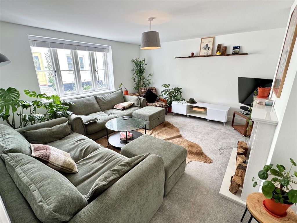 Property photo 3 of 15 16 Stret Tregwestek Lounge