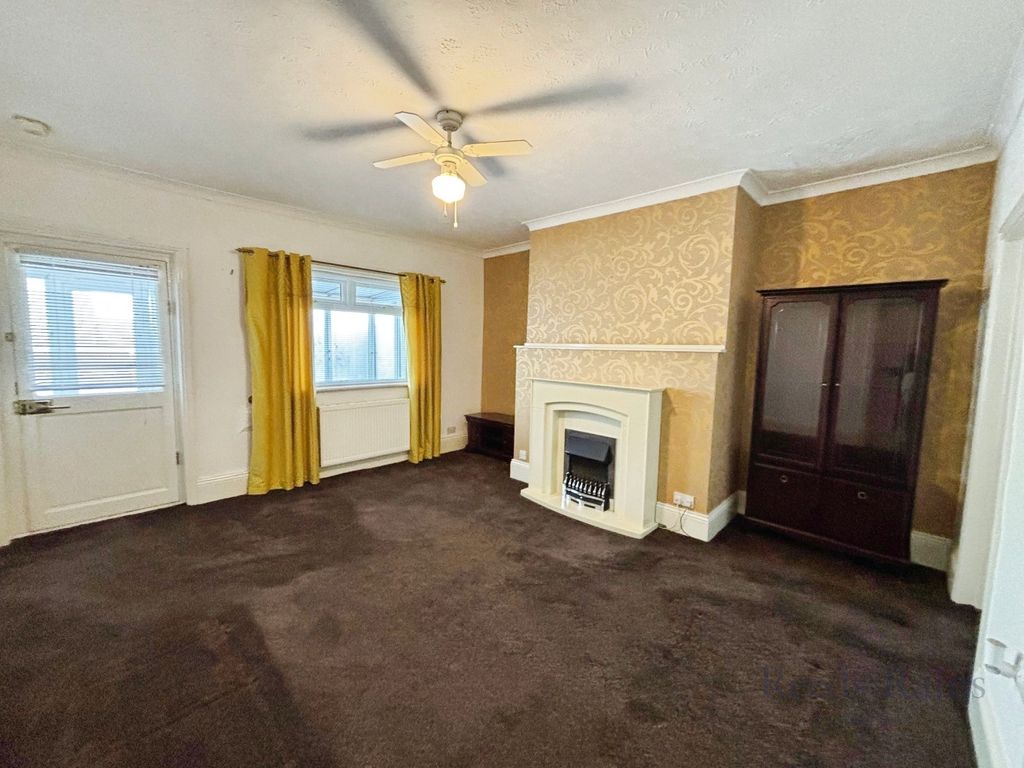 Property photo 3 of 11 Living Room