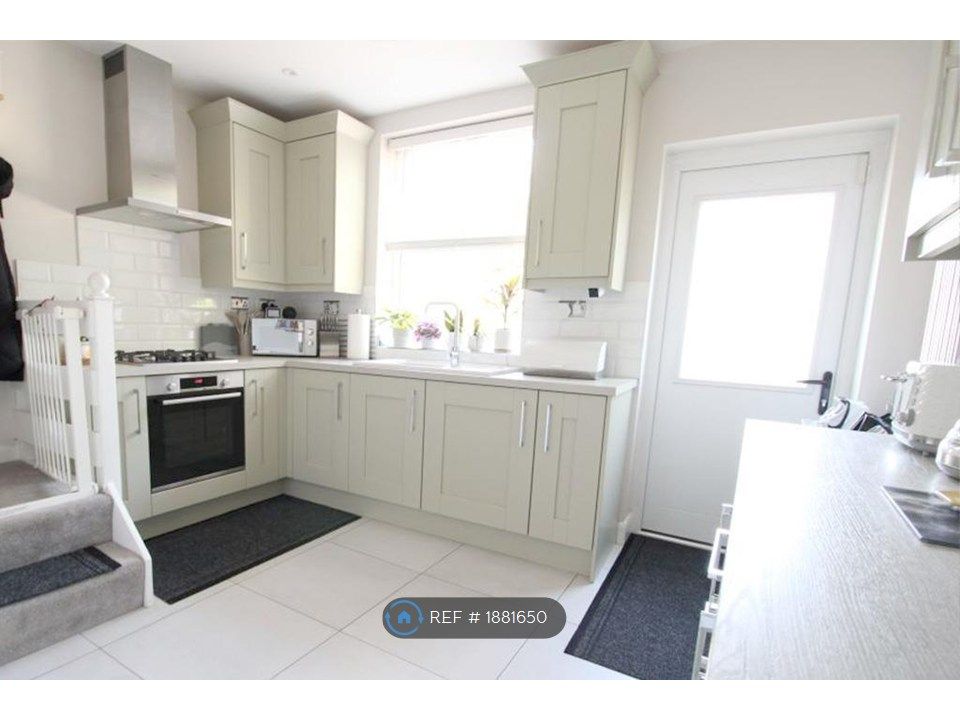 Property photo 3 of 12 Kitchen