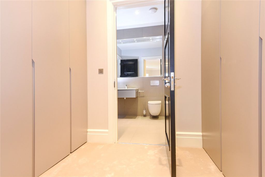 Property photo 3 of 16 Dressing Room