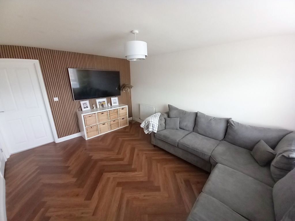 Property photo 3 of 19 Lounge