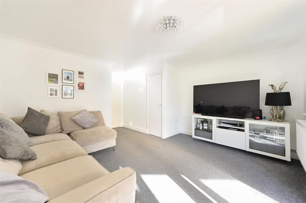 Property photo 2 of 17 De Burgh Gardens