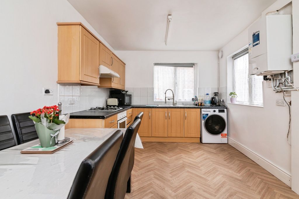 Property photo 3 of 18 Pbox-Img.Jpg